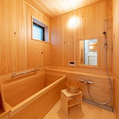 木のやわらかい香りに包み込まれ至福のひと時を過ごせる和風な浴室