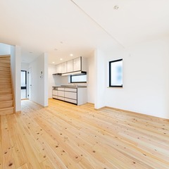 味のある無垢材の床で心地よく繋がる間取りがいいシンプルモダンなLDK