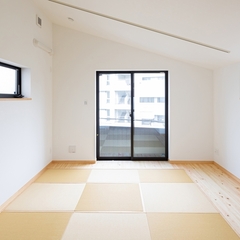 琉球畳の市松模様が穏やかな気持ちにさせてくれるシンプルモダンな洋室