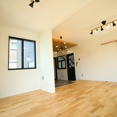 無垢の優しい温もりを全身で感じられ快適に過ごせるシンプルモダンなLDK
