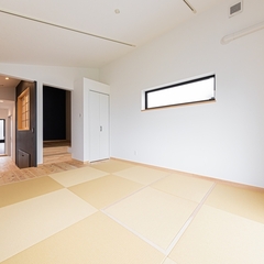 市松模様が美しい琉球畳で優しい雰囲気に包まれたシンプルモダンなリビング
