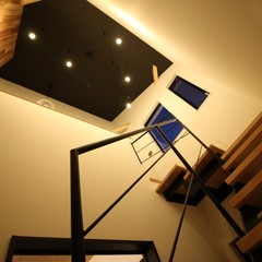 大人かっこいいムードがいい！自然素材を贅沢に取り入れたシンプルモダンな玄関ホール