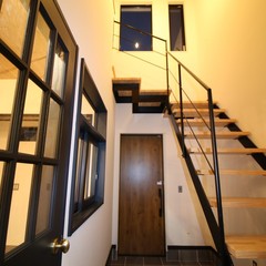 光や風が気持ちよく通り抜けるストリップ階段がいいシンプルモダンな玄関ホール