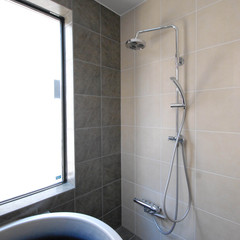 ユニークなシャワーヘッドでリゾート気分な浴室