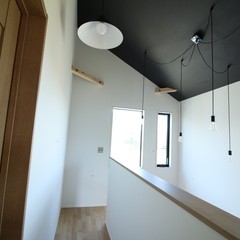 黒い天井がカッコよく存在感をあらわす！キラッと灯りが輝くシンプルモダンな2階ホール