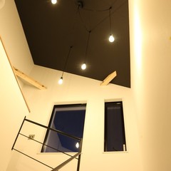 かっこいい黒の天井で星のように光り輝く照明が美しい◎シンプルモダンな階段ホール