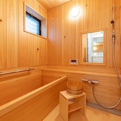 自然素材にタップリ包み込まれ心地よい時間に大満足できる和風な浴室