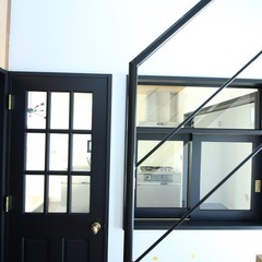 ホワイトXブラックのモノトーンがかっこいい！室内窓でLDKと繋がるシンプルモダンな玄関ホール