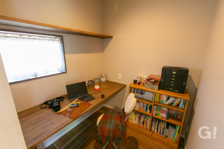 『落ち着きのある心地よい空間で仕事も捗るナチュラルな家のワークスペース』の写真