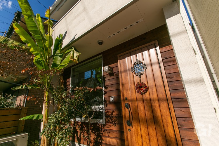 『高品質木材の玄関ドアがお洒落で心地よく出迎えてくれるナチュラルな家』の写真