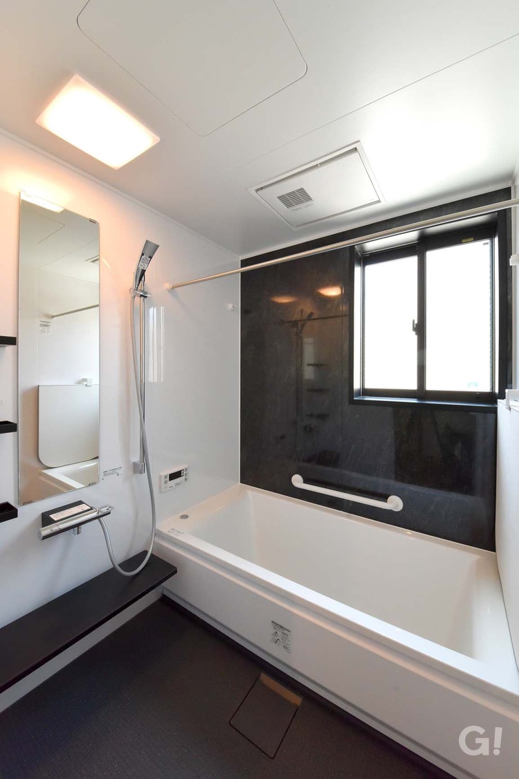 『白Xダークブラウンで大人カッコいい！繊細で上品なシンプルモダンな浴室』の写真