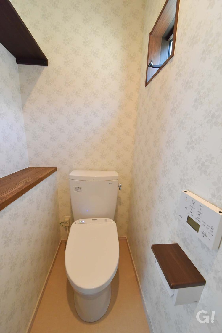フラワー模様で上品な空間広がり落ち着きのあるナチュラルな家のトイレ
