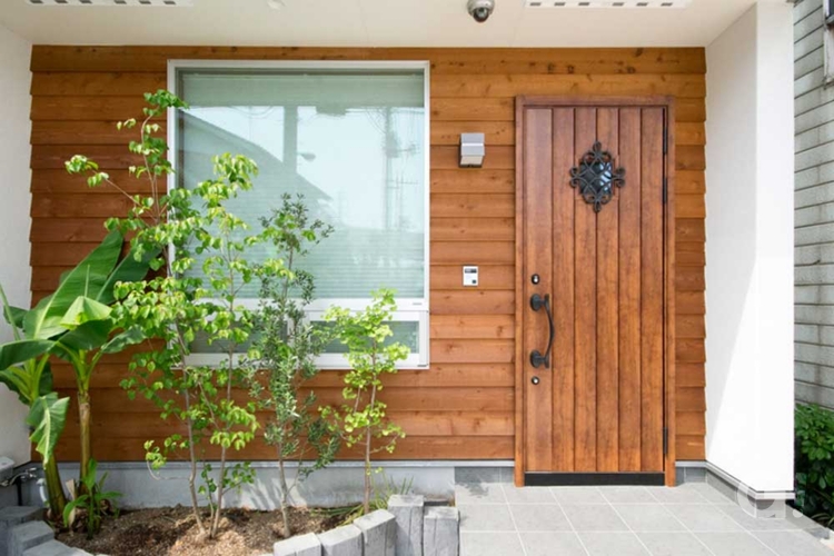 木の素材で出来たエレガントな玄関ドアの写真