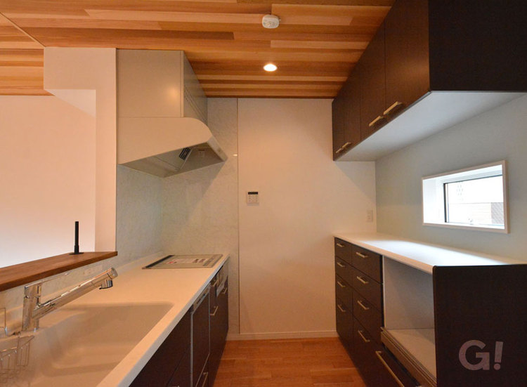 ナチュラルな木の質感あふれるキッチンのあるパッシブデザインなお家の写真