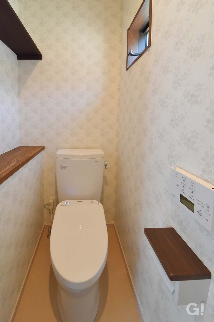 デザインクロスが美しいトイレのある足立区の注文住宅の写真