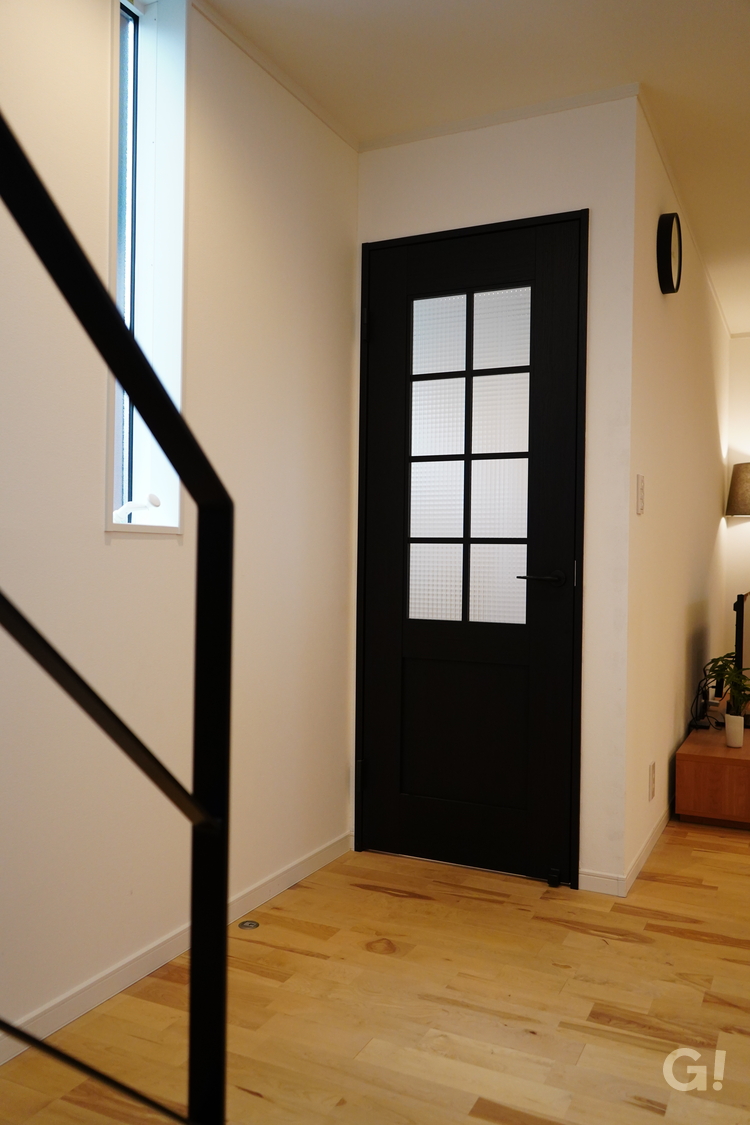 黒でカッコ良さをプラスしてくれるナチュラルな家のリビングドア
