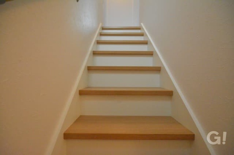 白X木の組み合わせで心地よい空間広がるナチュラルな家の階段