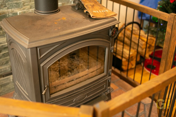存在感タップリの暖炉で暖かく心癒されるナチュラルな家のリビング
