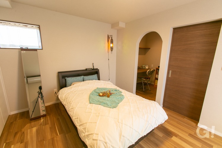 『アーチ型が可愛いワークスペースに繋がる居心地のいいナチュラルな家の寝室』の写真