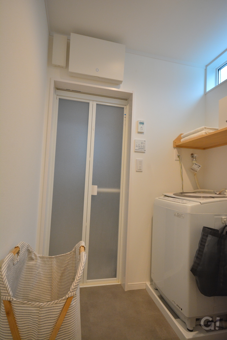 明るく清潔感あふれ生活動線の良いナチュラルな家の洗面脱衣室