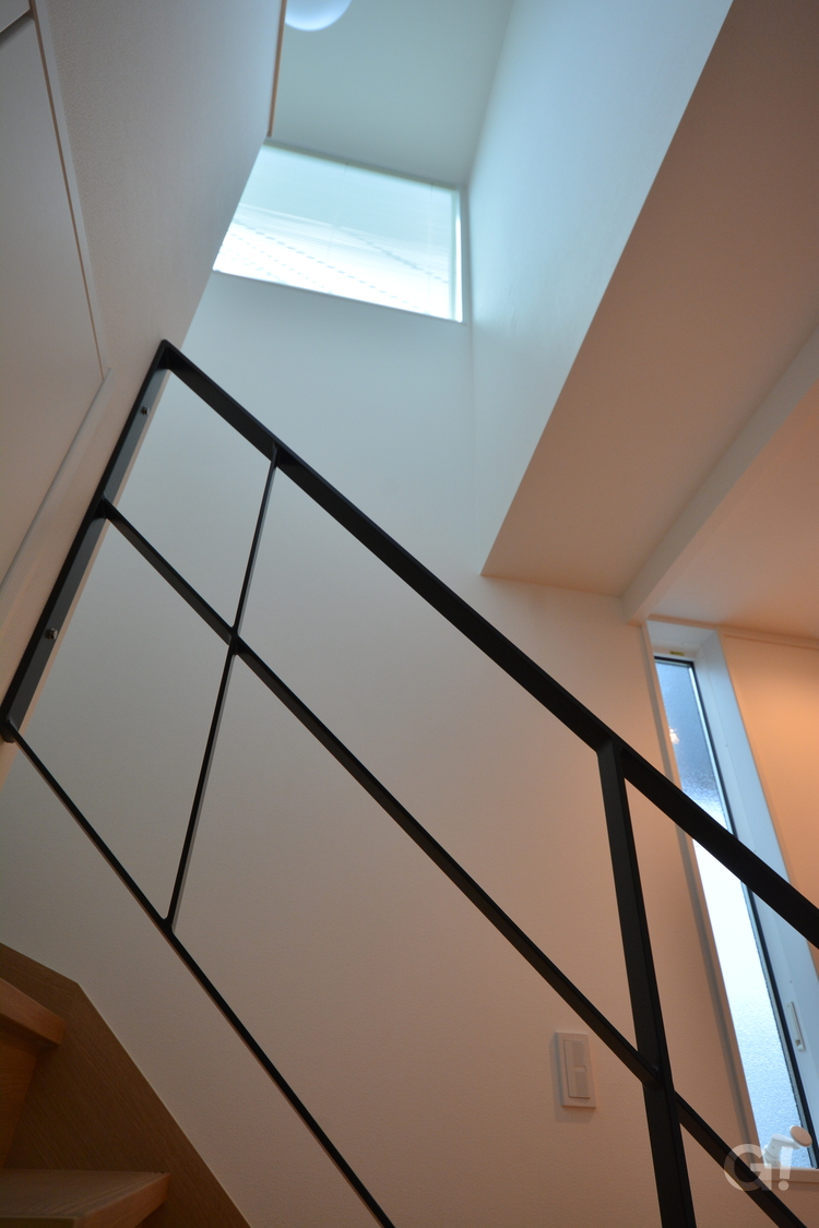 かっこいい黒アイアン手すりが空間のアクセント！ナチュラルな家の階段ホール