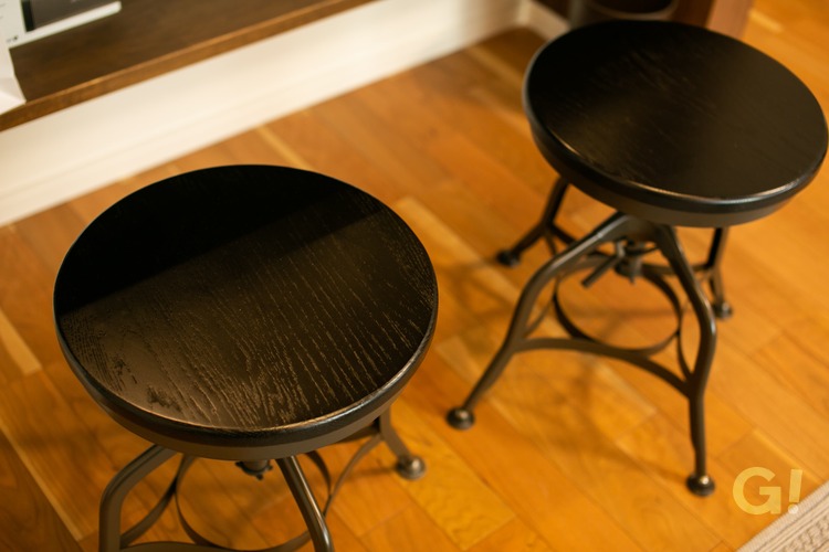 カウンターに良く似合うアンティーク風の丸い椅子がお洒落！ナチュラルな家のダイニング