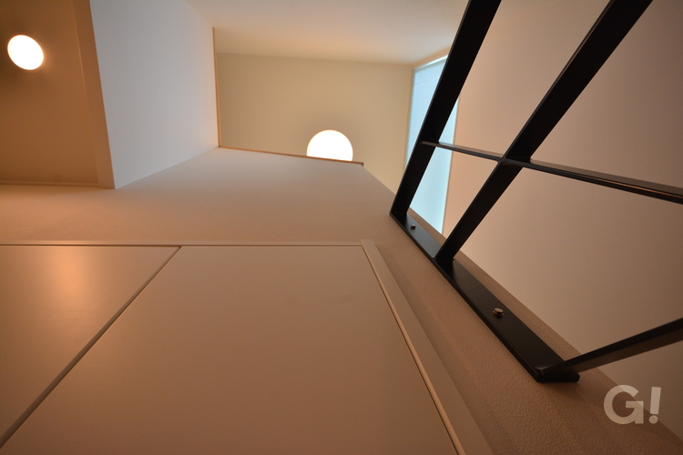 自然光がタップリ降り注ぎ心地よい空気感に癒されるナチュラルな家の階段