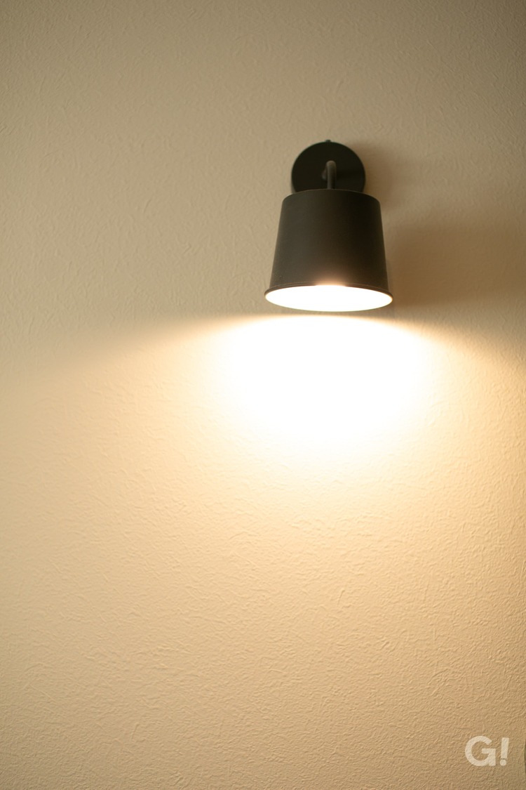 シンプルな黒い照明がカッコよく灯りを届けてくれるナチュラルな家のリビング
