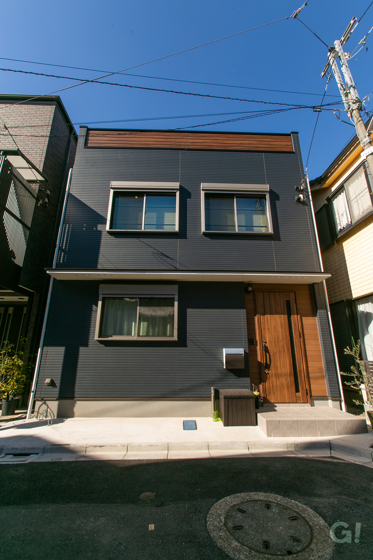 『直線に繋がるデザインでシックな色合いの外壁がかっこいいナチュラルな家』の写真