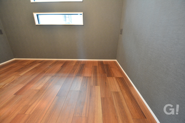 『いつでも快適な足元を保ってくれる無垢材の床がいいナチュラルな家の洋室』の写真