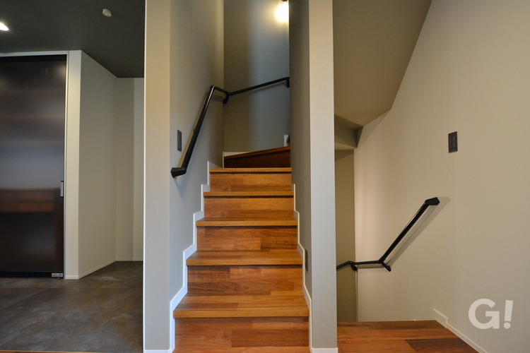アースカラーの空間にホッと気持ちが優しくなるナチュラルな家の階段