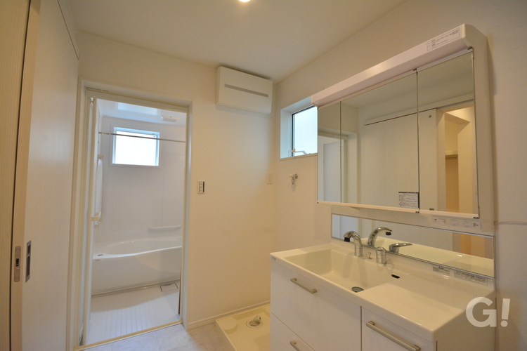 『白で統一され清潔感あふれる空間！生活動線抜群も嬉しいナチュラルな家の洗面所』の写真