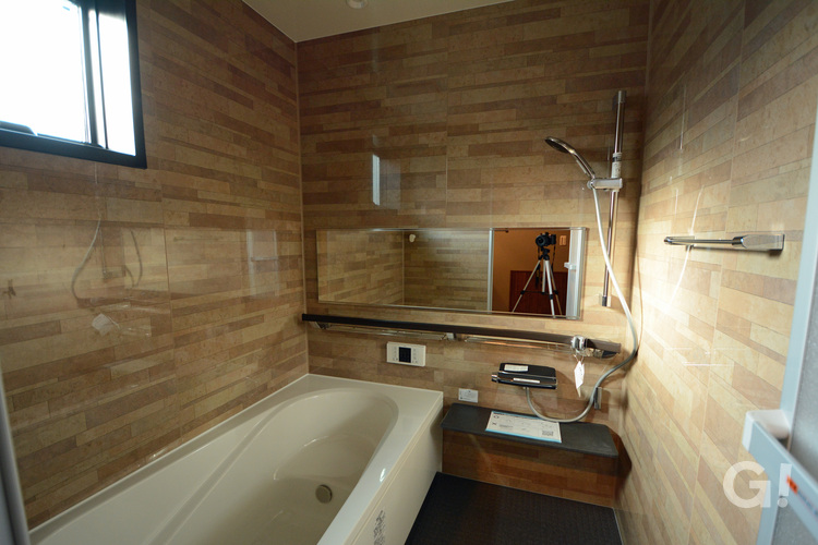ベージュ系で優しさあふれるデザイン壁面がお洒落◎ナチュラルな家の浴室
