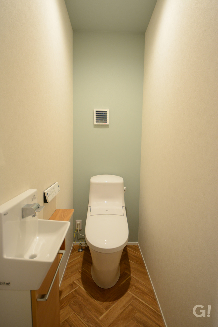 『ヘリンボーン柄がお洒落で上品さを引き立ててくれるナチュラルな家のトイレ』の写真