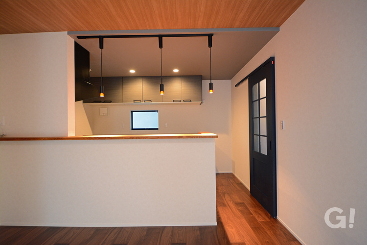 シンプルデザインの灯りが優しく輝くカフェのような空間が素敵◎ナチュラルな家のキッチン