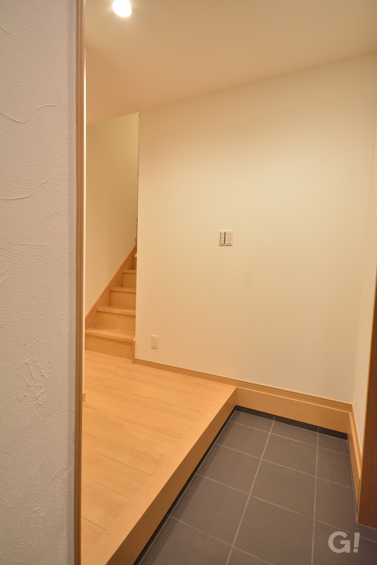 『優しく落ち着きのある空間広がるナチュラルな家の玄関』の写真