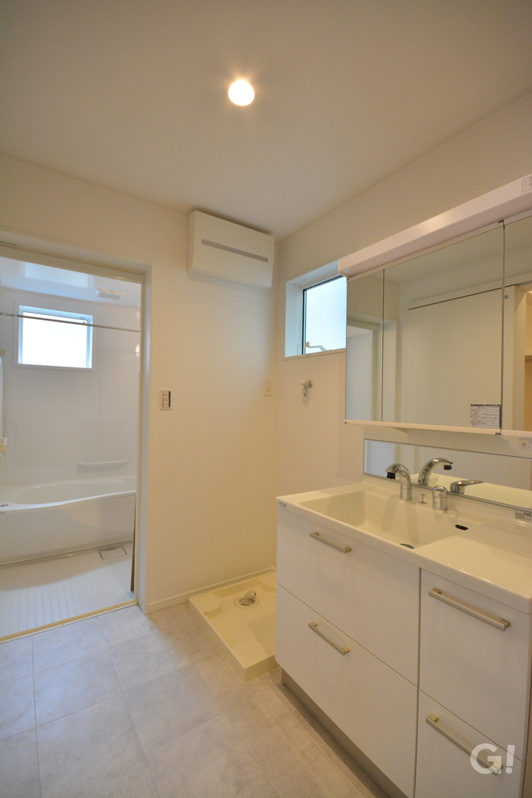 浴室へもフラットに繋がる！白で統一され清潔感あふれる空間がいいナチュラルな家の洗面室