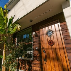 高品質木材の玄関ドアがお洒落で心地よく出迎えてくれるナチュラルな家