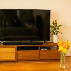 落ち着きのある空間で心地よい時間を過ごせるナチュラルな家のリビング