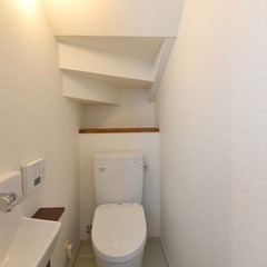 省スペースを上手に活かした空間広がる繊細で上品なナチュラルな家のトイレ