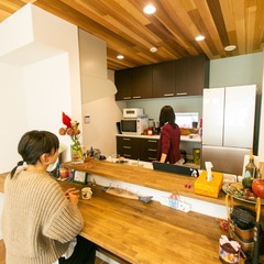 淡いミントグリーンから優しさ伝わり落ち着きのあるナチュラルな家のキッチン
