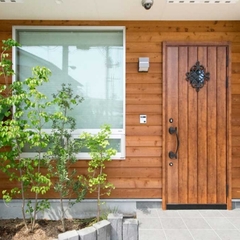 木の素材で出来たエレガントな玄関ドア
