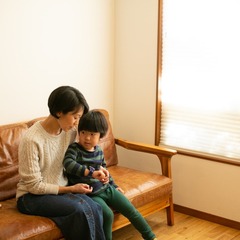 アンティーク調のソファでくつろぎ家族との会話が弾むナチュラルな家のリビング