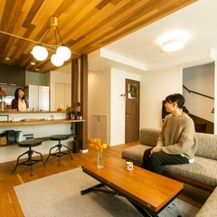 お洒落なデザイン照明でやわらかく光の空間演出！ナチュラルな家のLDK