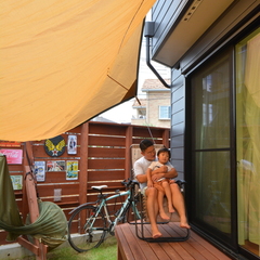 家族とのコミュニケーションを大切に時が流れるナチュラルな家のウッドデッキ