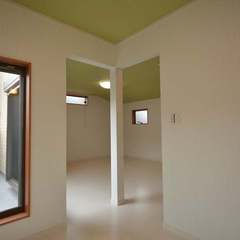 天井彩る緑アクセントクロスの洋室