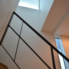 かっこいい黒アイアン手すりが空間のアクセント！ナチュラルな家の階段ホール