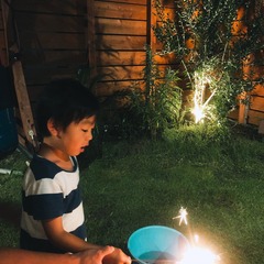味のあるウッドフェンス＆芝生で自然をタップリ感じられるナチュラルな家の中庭
