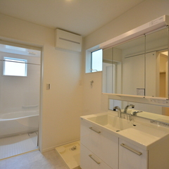 ホワイトを基調とした清潔感のある洗面脱衣所