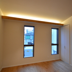 間接照明で光の空間演出を美しく魅せてくれるナチュラルな家の洋室